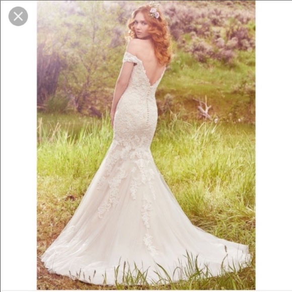 Off the shoulder ivory wedding dress! Size 20 never been worn or Alter’d. - Picture 4 of 6